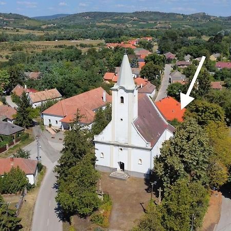 Parokia Apartman Es Coworking A Balaton Mellett Kaptalantoti Exterior photo